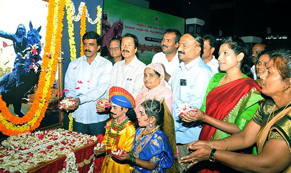 ಪಠ್ಯ ಪುಸ್ತಕಗಳಲ್ಲಿ ವೀರ ನಾರಿಯರ ಮಾಹಿತಿ ಮರೆಯಾಗುತ್ತಿರುವುದು ವಿಷಾದನೀಯ: ಮಂಜುಳ ಮಾನಸ
